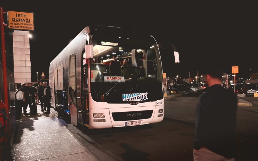 Mit dem Havabus Shuttle Bus vom Flughafen Istanbul SAW in die Innenstadt