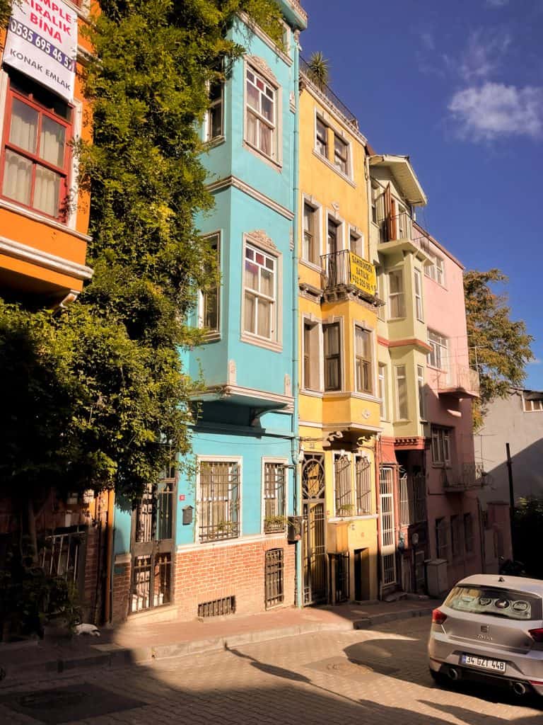 Beliebter Fotospot in Balat Istanbul mit bunten Fassaden