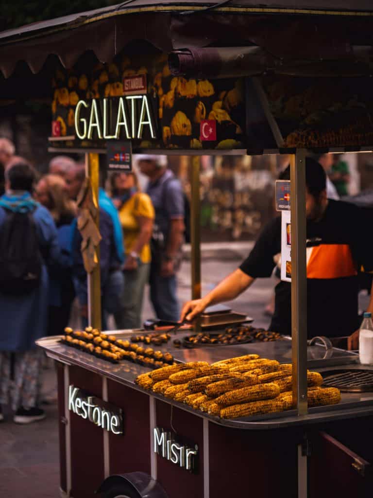 Straßenstand am Galata Turm in Istanbul