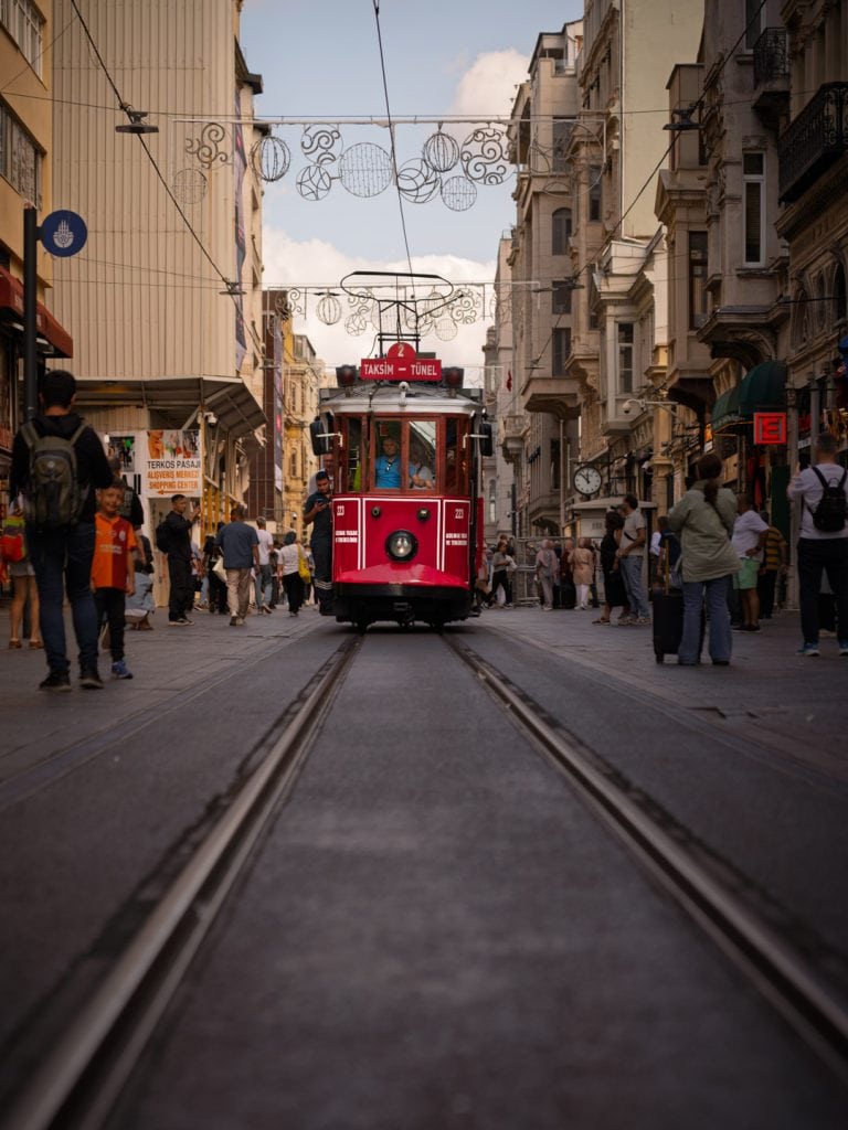 Istiklal Straße in Istanbul mit der berühmten roten Straßenbahn