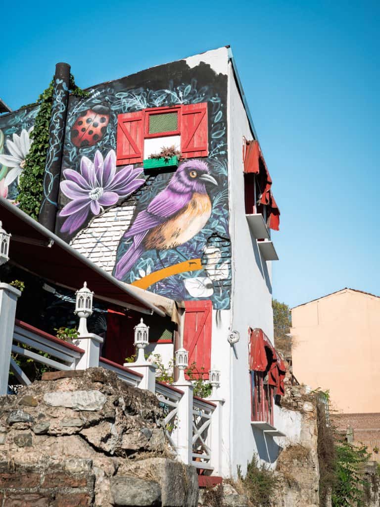 Bunte Häuserfassaden mit Graffiti in Balat Istanbul, Sehenswürdigkeiten und Fotospots