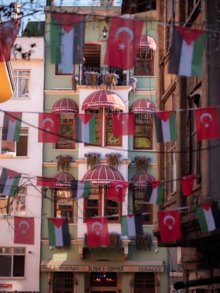 Pastellfarbene Häuser mit Fahnen am in Balat, Istanbul Altstadtviertel