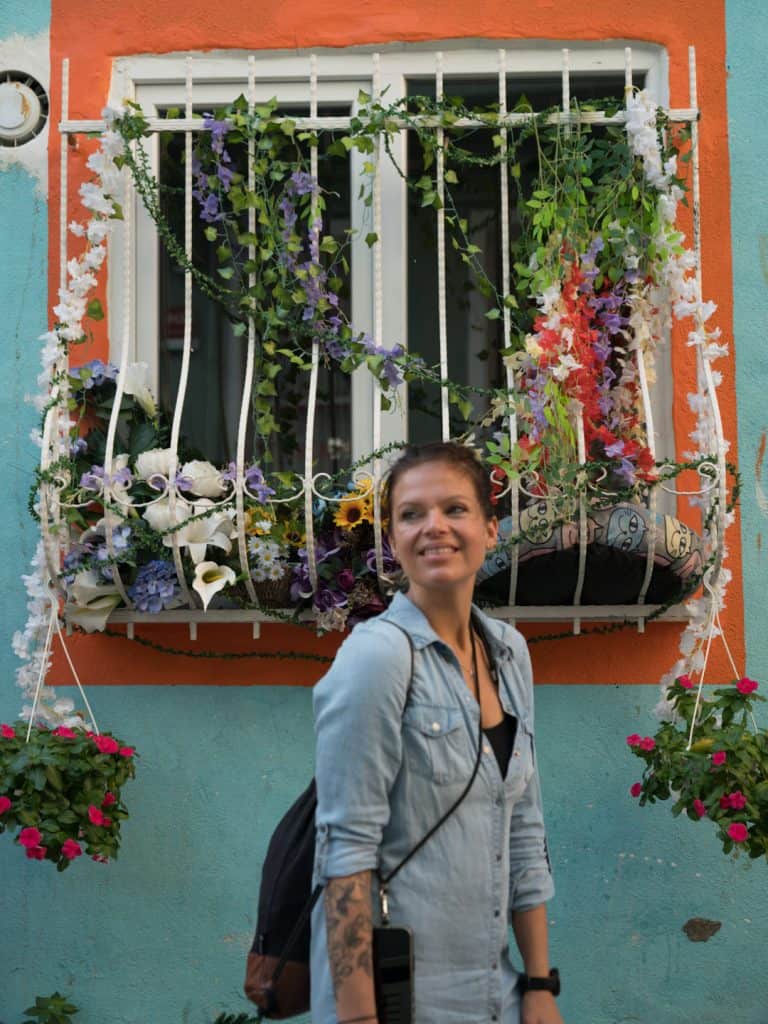 Historisches Viertel Balat mit Blumen Istanbul, bunte Häuser und Kopfsteinpflaster