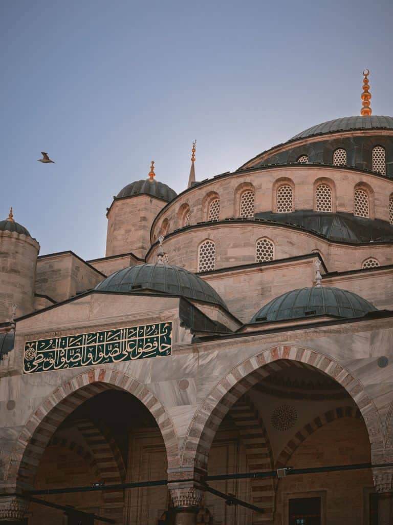 Fassade der Sultan-Ahmed-Moschee in Istanbul, eine der Top-Sehenswürdigkeiten