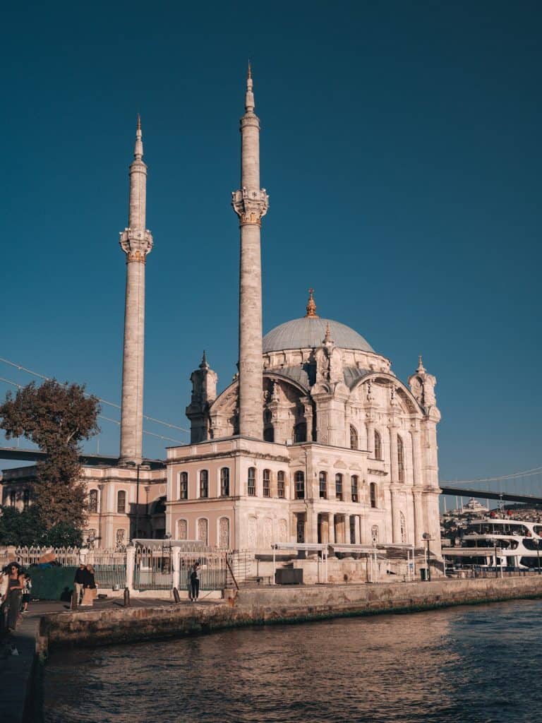 Istanbul Must-See Mecidiye Moschee am Bosporus am Abend