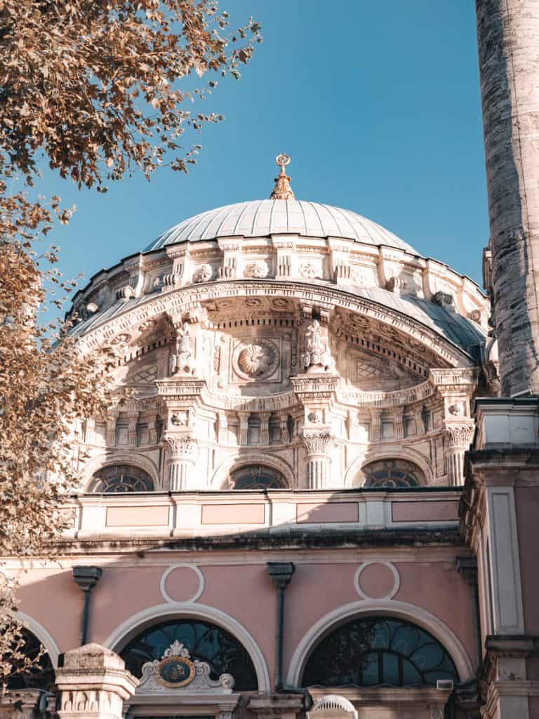 Mecidiye Moschee in Istanbul am Abend