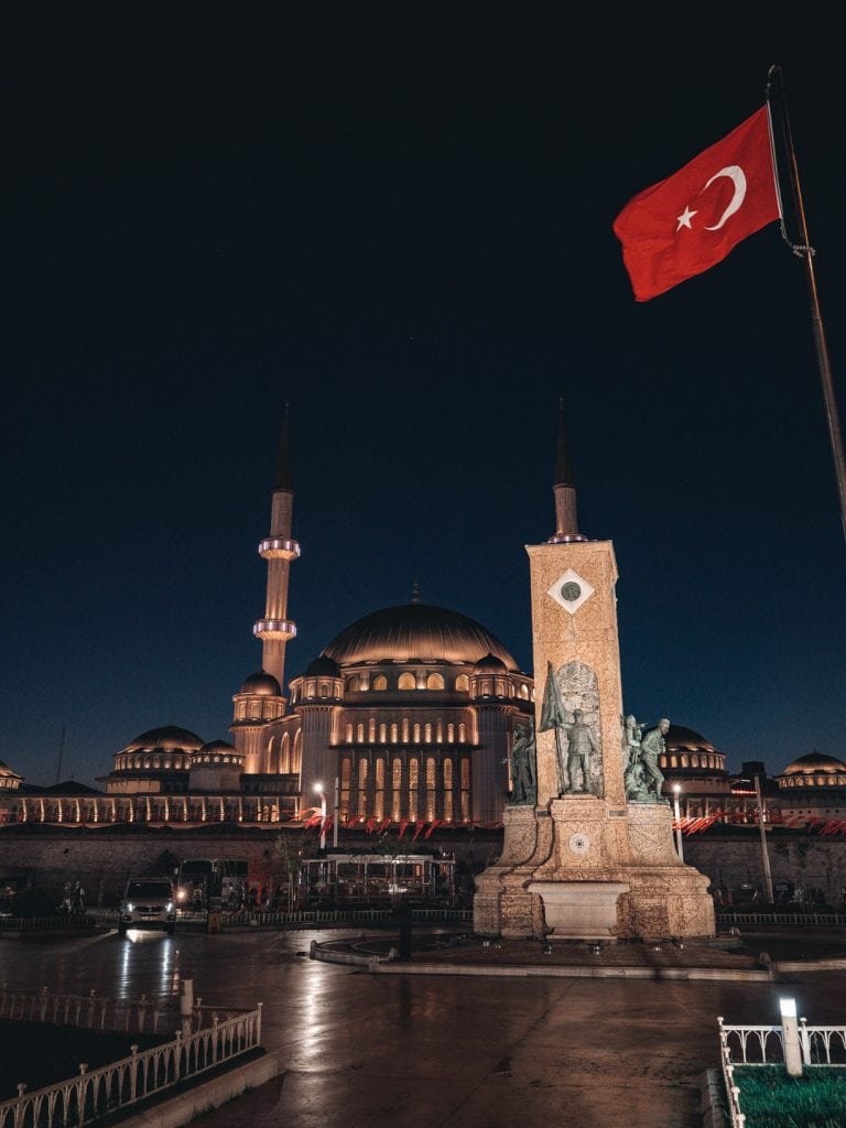 Taksim-Platz am Abend mit Moschee in Istanbul