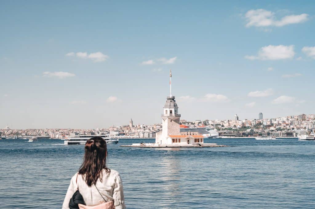 Üsküdar Promenade mit Blick auf den Mädchenturm in Istanbul