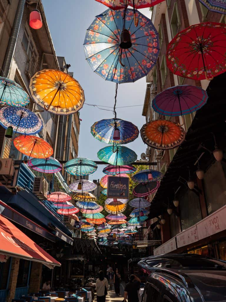 Umbrella Street in Kadıköy, Istanbul asiatische Seite