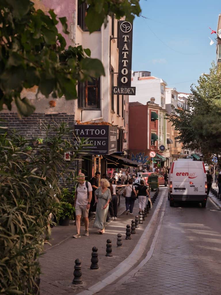 Fußgängerzone in Kadıköy Istanbul mit Bars und Streetlife