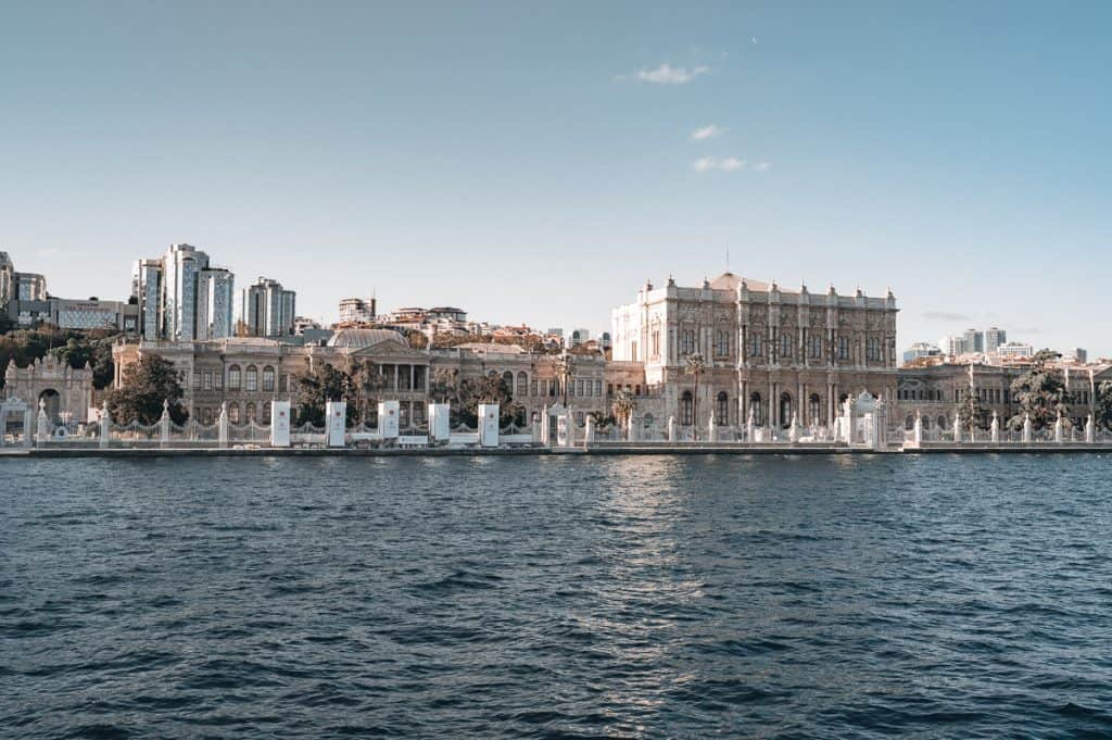 Istanbul Sehenswürdigkeit der Dolmabahçe Palast vom Wasser aus