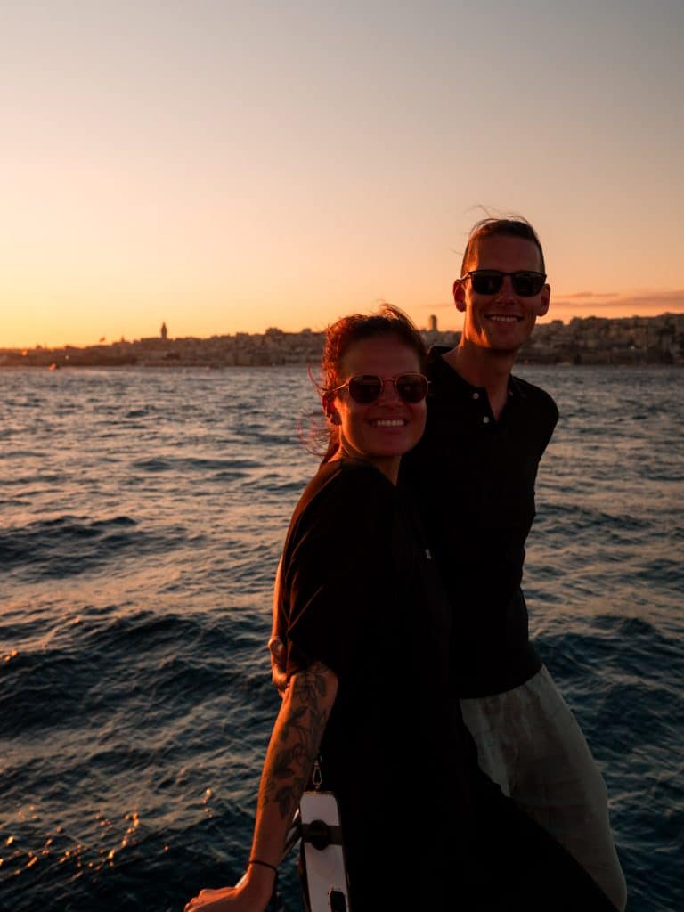 Der Bosporus zum Sonnenuntergang auf einer Yacht.