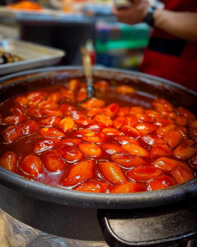 Tteokbokki Rice Cakes in scharfer roter Sauce – koreanisches Streetfood in Seoul