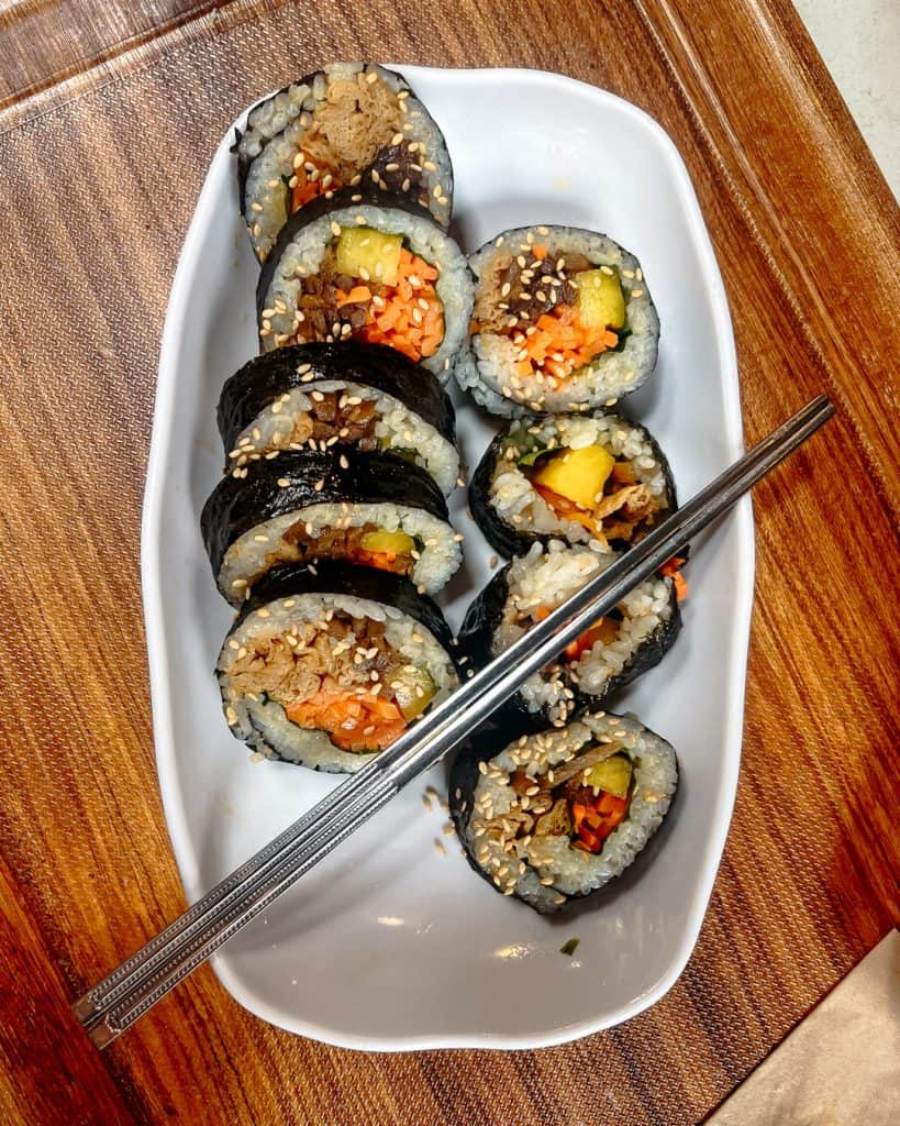 Gimbap koreanisches Sushi mit Reis Gemüse und Ei auf dem Gwangjang Market Seoul