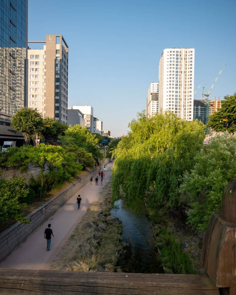 Cheonggyecheon Stream Seoul – grüner Fluss mit Brücken mitten in der Großstadt