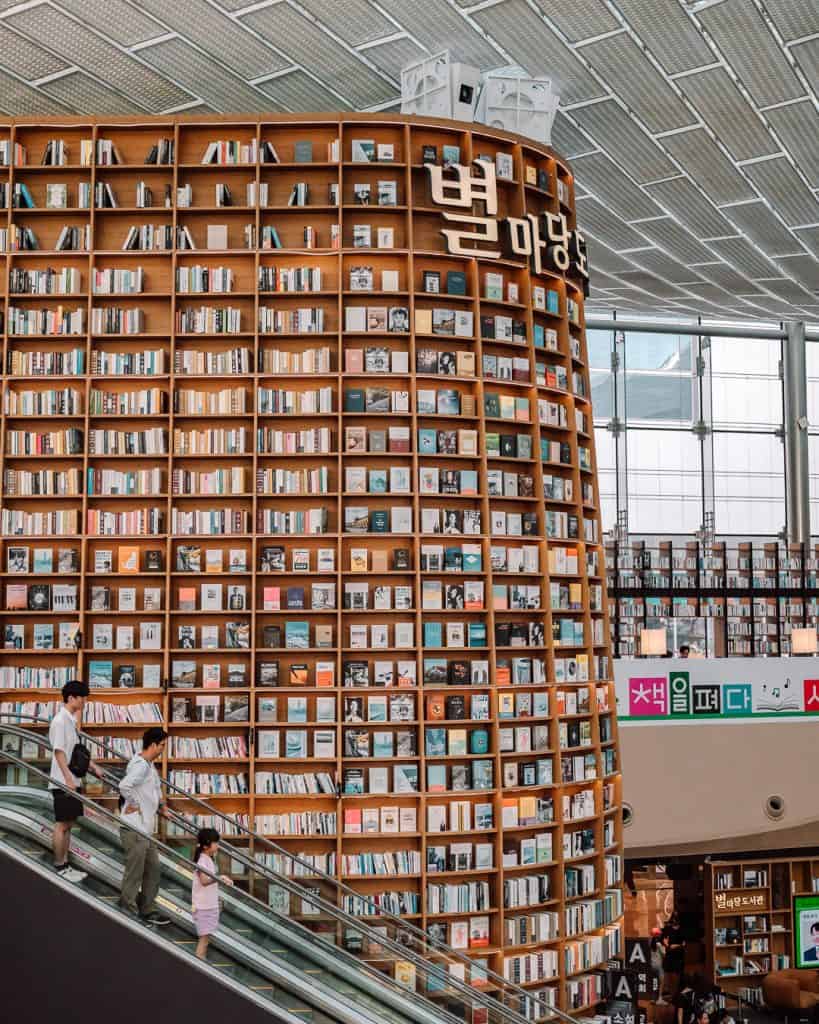 Starfield Library in der Coex Mall Seoul Gangnam – zweistöckige Bibliothek mit Bücherwänden
