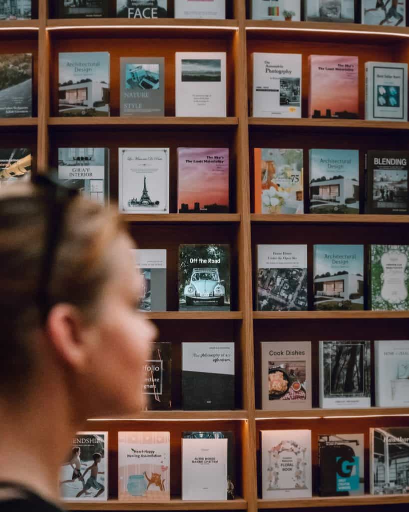 Starfield Library Coex Mall Seoul – Besucher zwischen hohen Bücherregalen und Rolltreppen