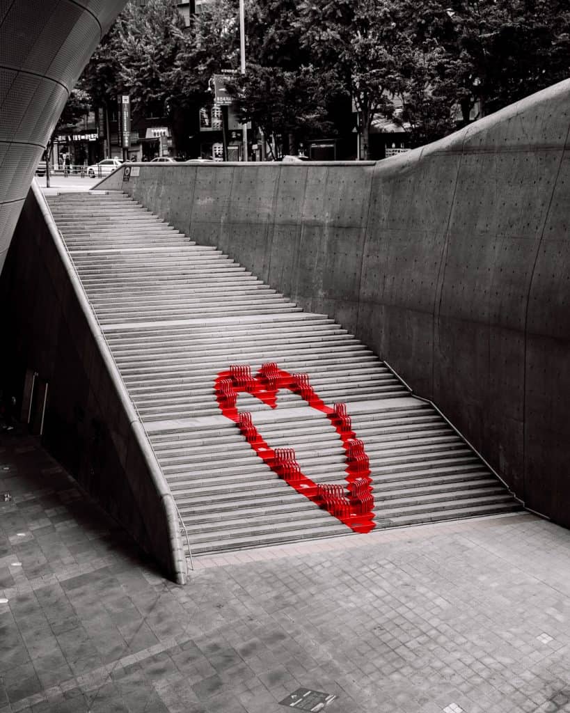 Dongdaemun Design Plaza Seoul Innenhof mit Kunst und Design