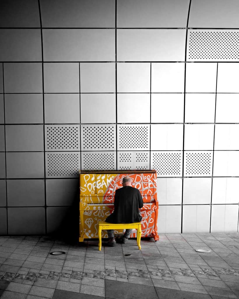 DDP Seoul Klavierspieler am Dongdaemun Design Plaza