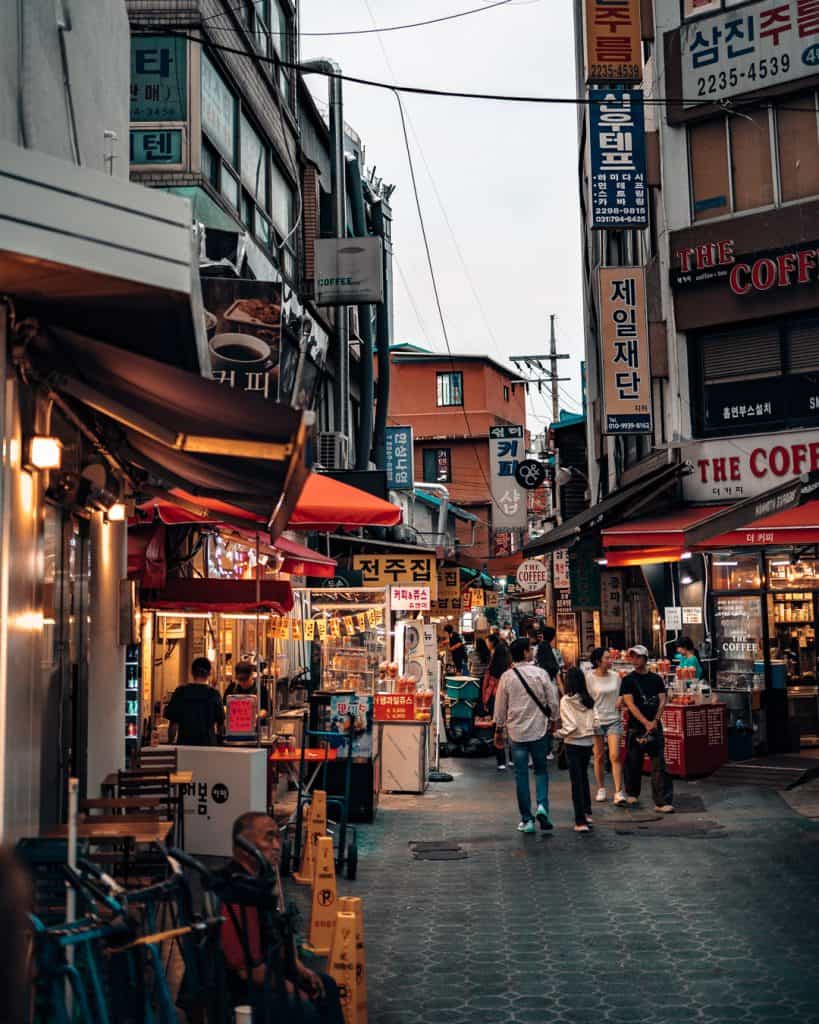 Versteckte Seitengasse in Seoul mit kleinen Lokalen und wuseligem Streetlife-Treiben