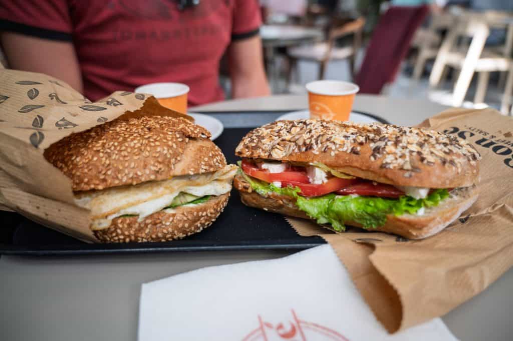 Sandwiches in einer Bäckerei in Tirana