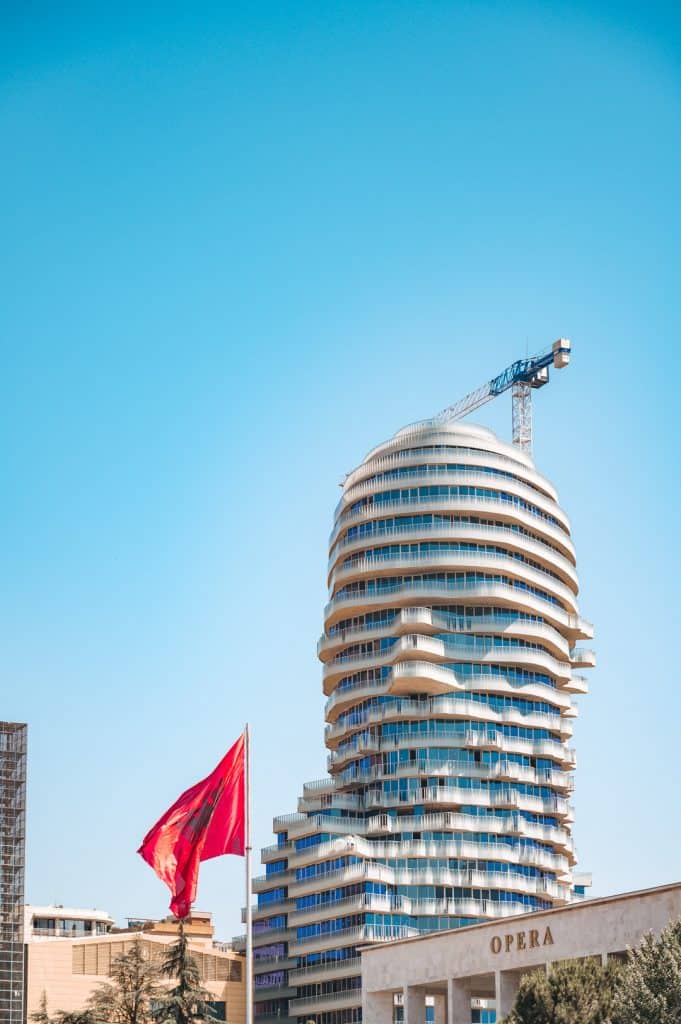 Oper und modernes Gebäude am Skanderbeg Platz Tirana