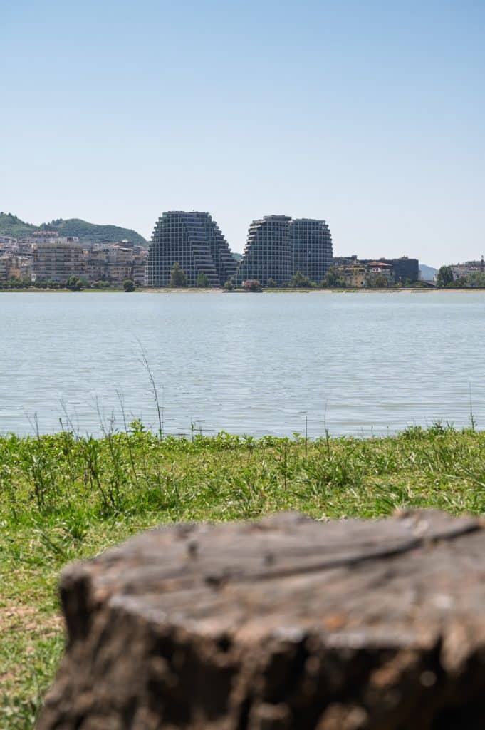 Entspannen beim Sightseeing am See im Großen Park von Tirana
