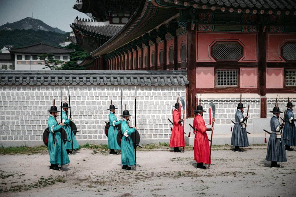 Traditionelle Wachablösung am Gyeongbokgung-Palast Seoul in historischen Uniformen