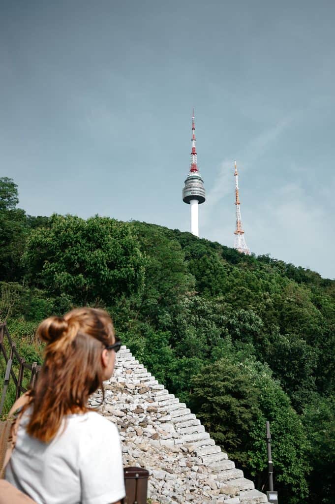 Wanderweg durch den Namsan Park zum N Seoul Tower – grüne Oase mitten in Seoul