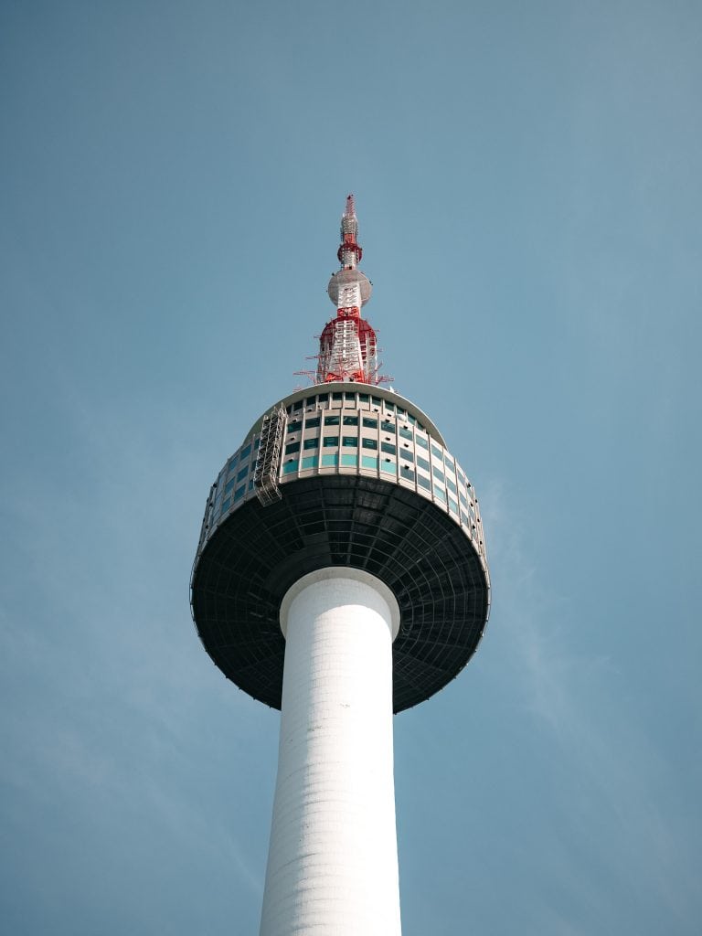 N Seoul Tower auf dem Namsan-Berg – Wahrzeichen und Aussichtsturm der Stadt Seoul