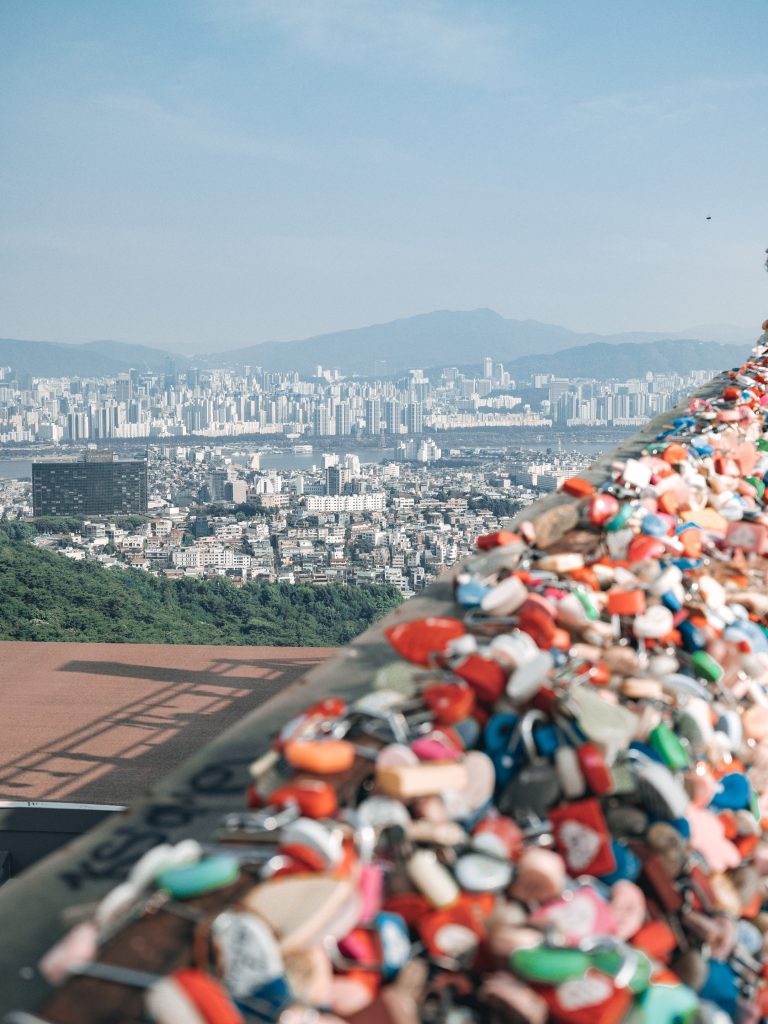 Liebesschlösser am N Seoul Tower Namsan – beliebter romantischer Spot in Seoul