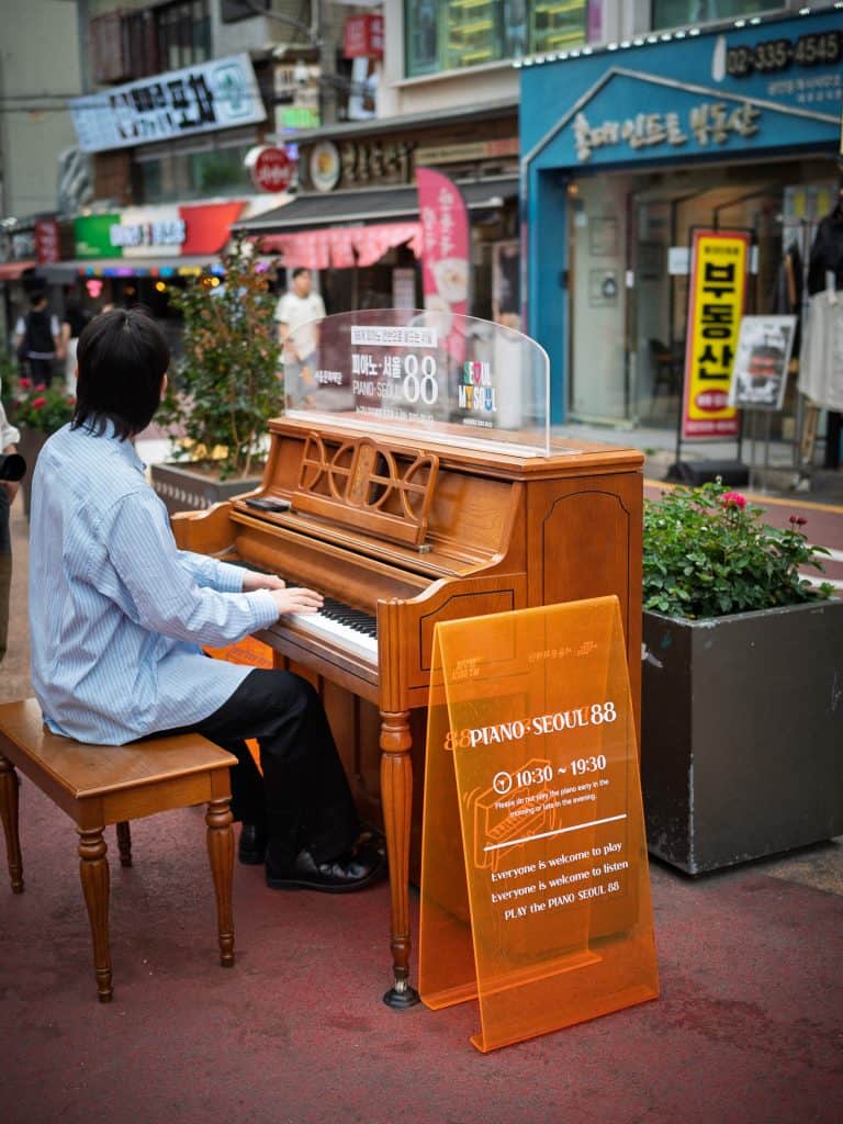 K-Pop Straßenmusiker performen in Hongdae Seoul – Live-Musik