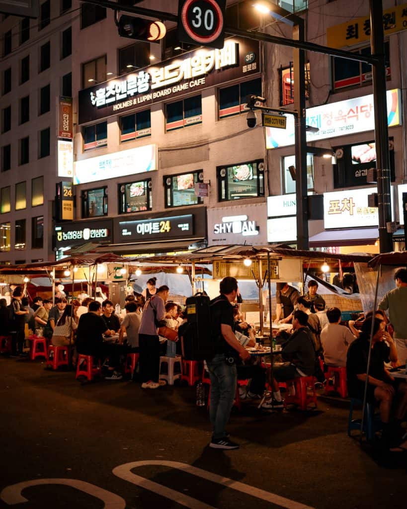 Kleine Streetfoodstände bei Nacht in Seoul