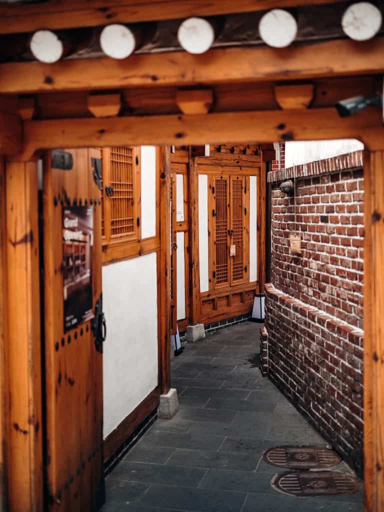 Traditionelle koreanische Hanok-Architektur im Bukchon Village Seoul – Holzhäuser und Steinmauern