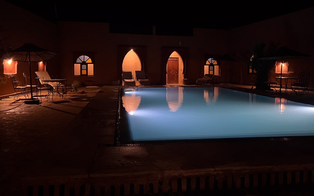 Poolbereich in unserer Unterkunft in Merzouga Marokko