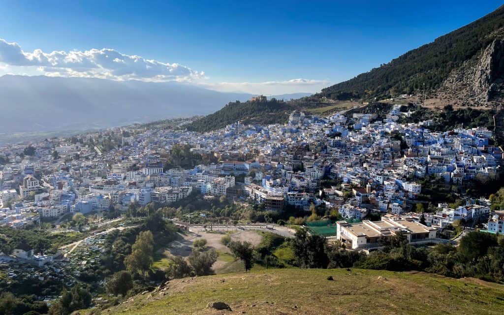 Ausblick von der Spanischen Moschee auf die blaue Stadt Chefchaouen im marokkanischen Rif-Gebirge.