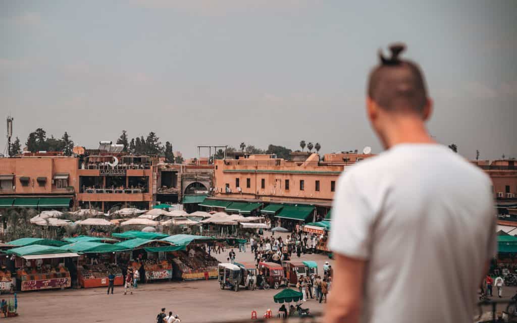 Blick vom Café auf den Djemaa el-Fna – der berühmte Hauptplatz von Marrakesch.