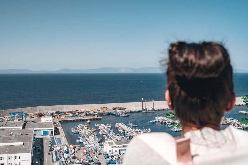Blick von Tanger über die Straße von Gibraltar auf die spanische Küste – Marokko und Europa auf einen Blick.
