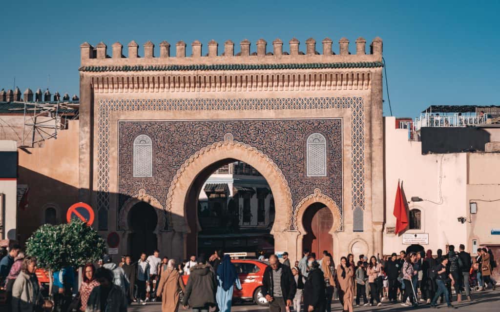 Das blaue Stadttor Bab Bou Jeloud am Eingang der Medina von Fès – eines der Wahrzeichen der Königsstadt.