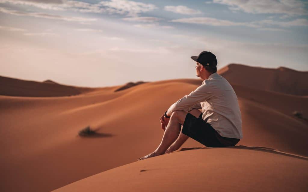 Reisender in den Dünen der Sahara bei Merzouga – endlose Weite des Erg Chebbi in Marokko.
