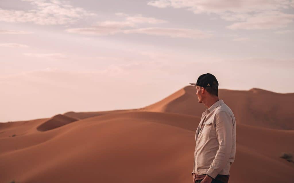 Reisender in den Sanddünen des Erg Chebbi – Sahara-Wüste bei Merzouga im Süden Marokkos.