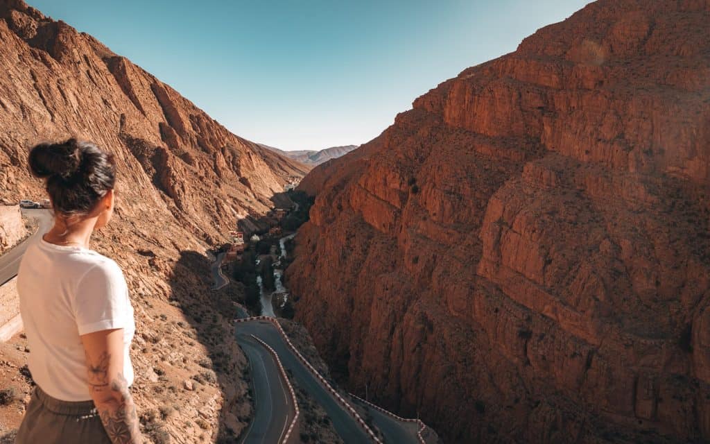 Serpentinen in der Dades-Schlucht – kurvenreiche Passstraße durch das marokkanische Atlasgebirge.