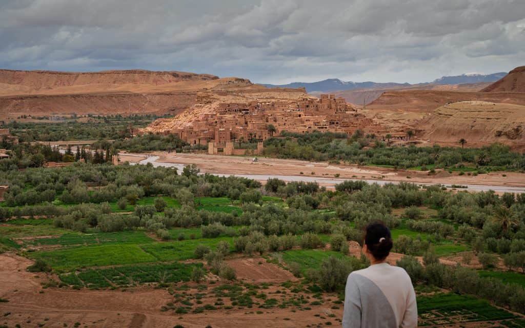 Panoramablick auf die Lehmstadt Aït Benhaddou – UNESCO-Weltkulturerbe im Süden Marokkos.