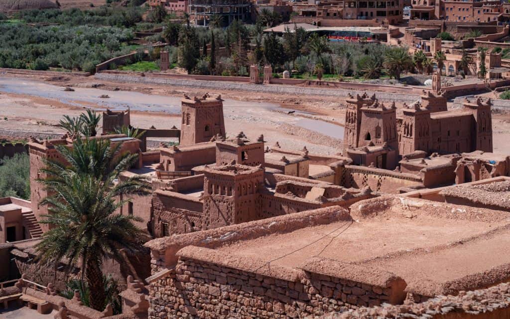 Enge Gassen und traditionelle Lehmarchitektur im Inneren von Aït Benhaddou – UNESCO-Weltkulturerbe im Süden Marokkos.