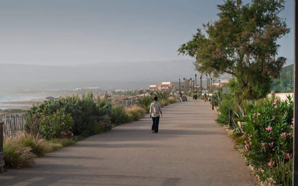 Promenade in Tamraght – entspanntes Surfdorf an der marokkanischen Atlantikküste südlich von Agadir.