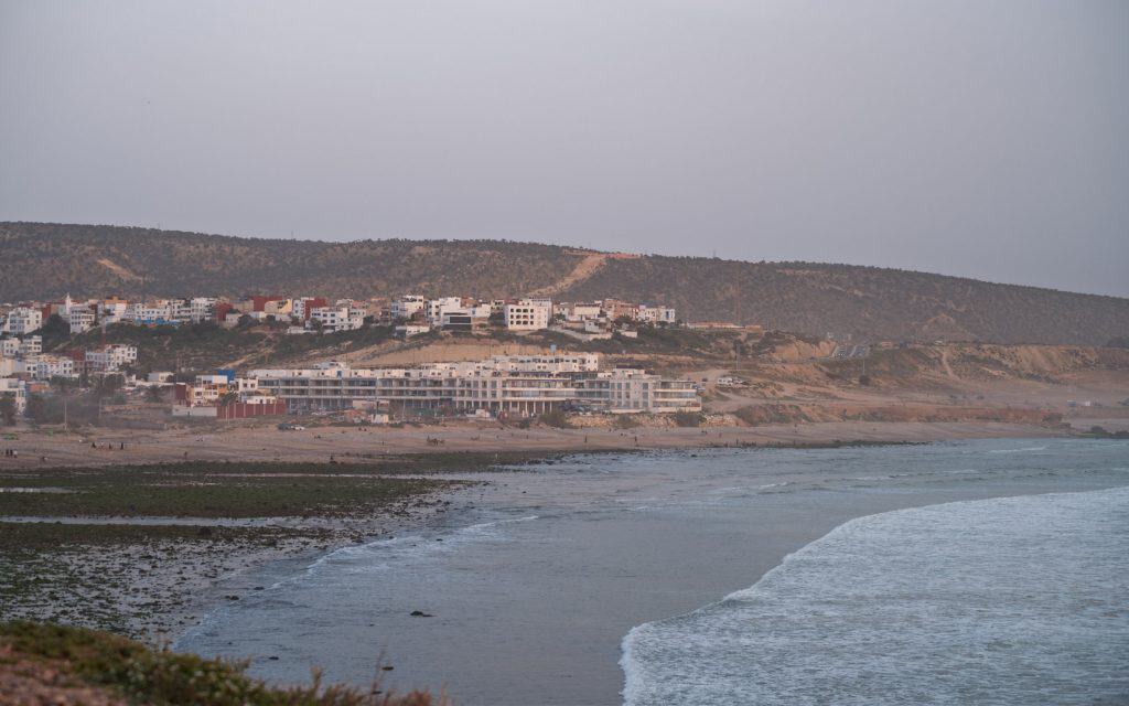 Blick vom Aussichtspunkt auf die Atlantikküste bei Tamraght – Banana Beach nahe Agadir in Marokko.