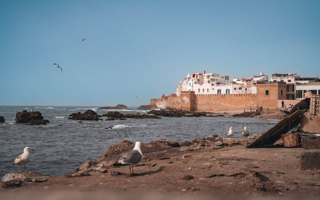 Blick vom Hafen auf die Stadtmauer von Essaouira – historische Küstenstadt an der marokkanischen Atlantikküste.