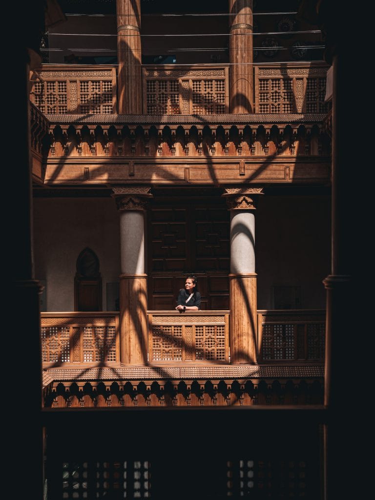 Marokkanische Holz- und Stuckverzierungen im Museum Marrakesch Detailaufnahme