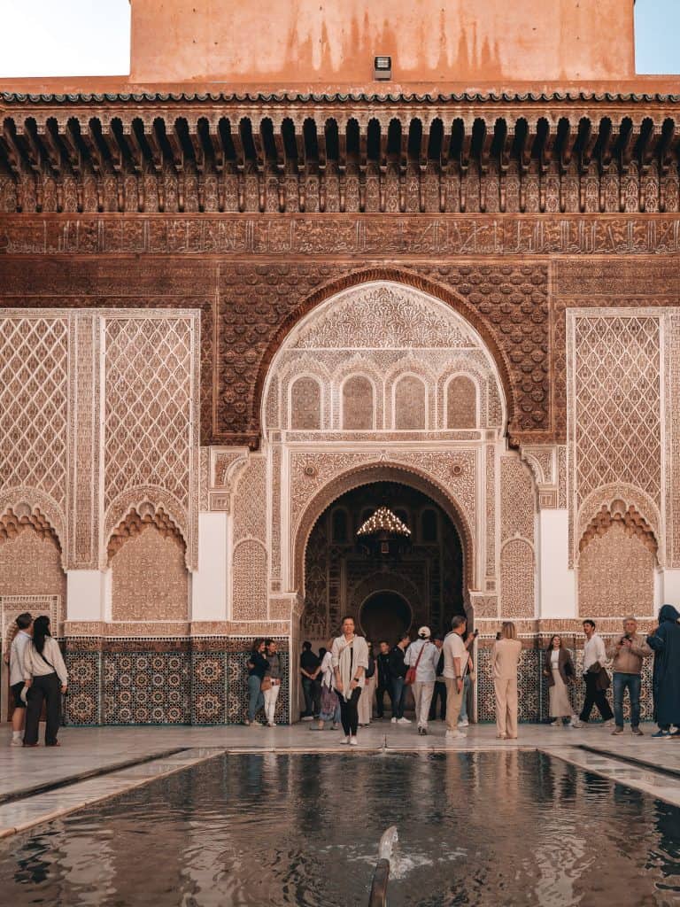 Medersa Ben Youssef Marrakesch mit islamischer Architektur und Innenhof