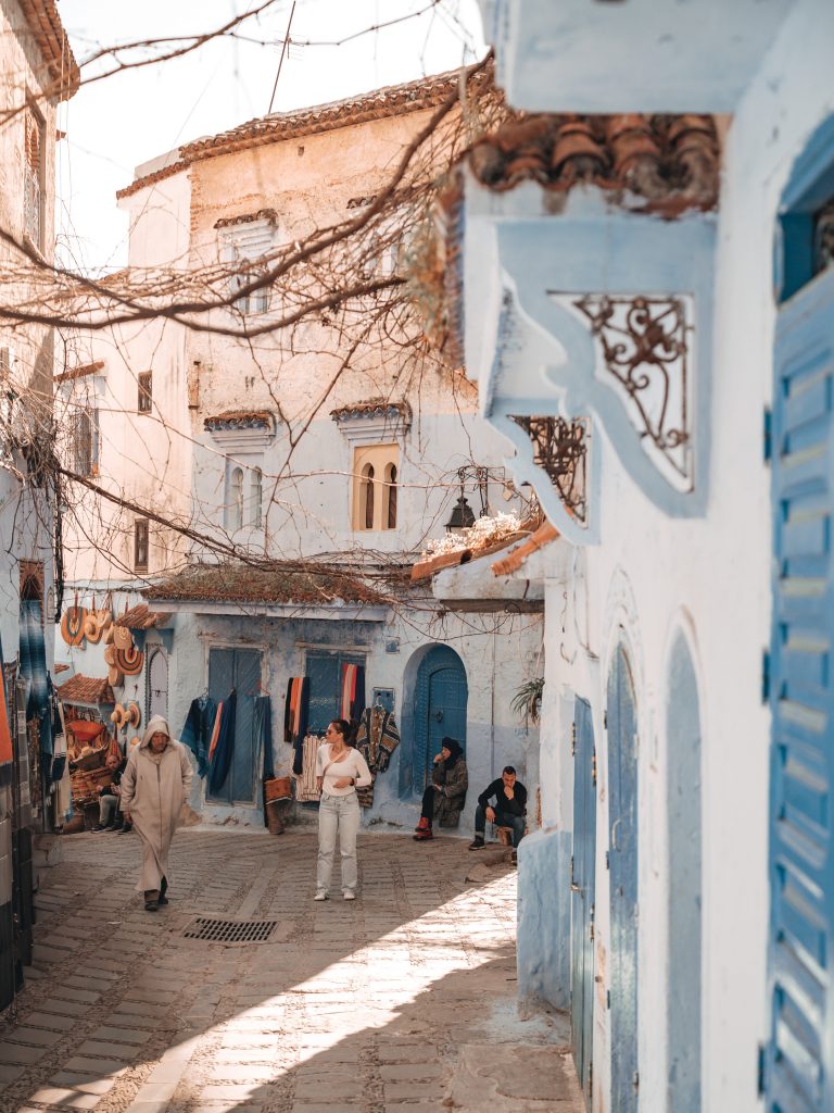 Frau in blauen Gassen von Chefchaouen Marokko